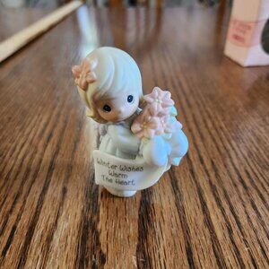 Precious Moments Vintage 2000 Winter Wishes Warm The Heart Figurine 184241